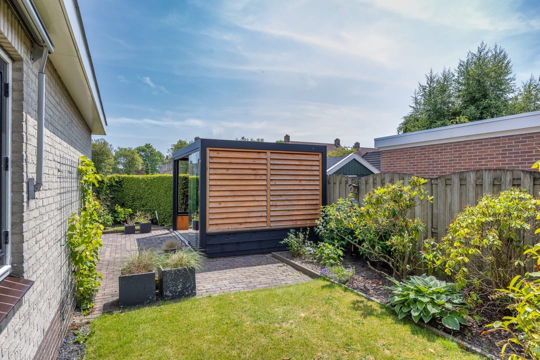 Photo 38 of Warring 16