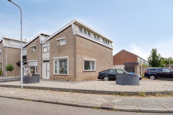 Photo 6 of Begoniastraat 19