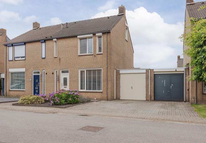 Foto 1 van Burg van Leentstraat 18