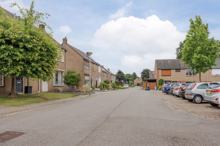 Foto 48 van Burg van Leentstraat 18