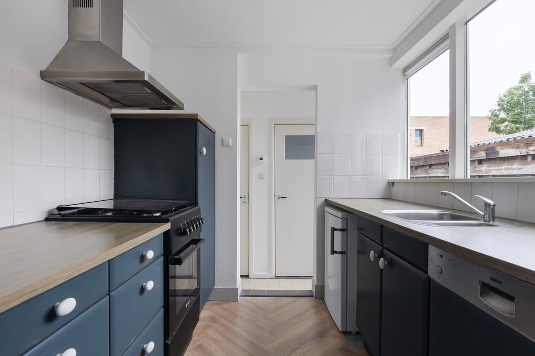 Photo 16 of Leliestraat 27