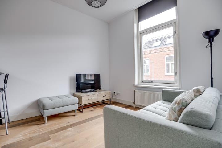 Photo 11 of Leliestraat 1-B