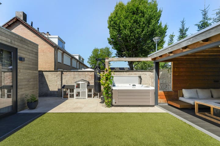 Photo 30 of Hugo van der Goesstraat 6