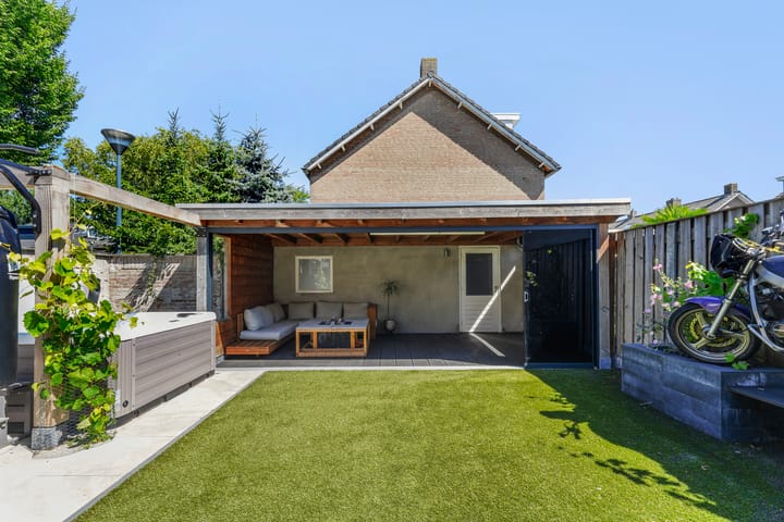 Photo 32 of Hugo van der Goesstraat 6