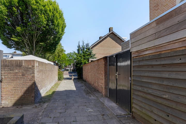 Photo 36 of Hugo van der Goesstraat 6