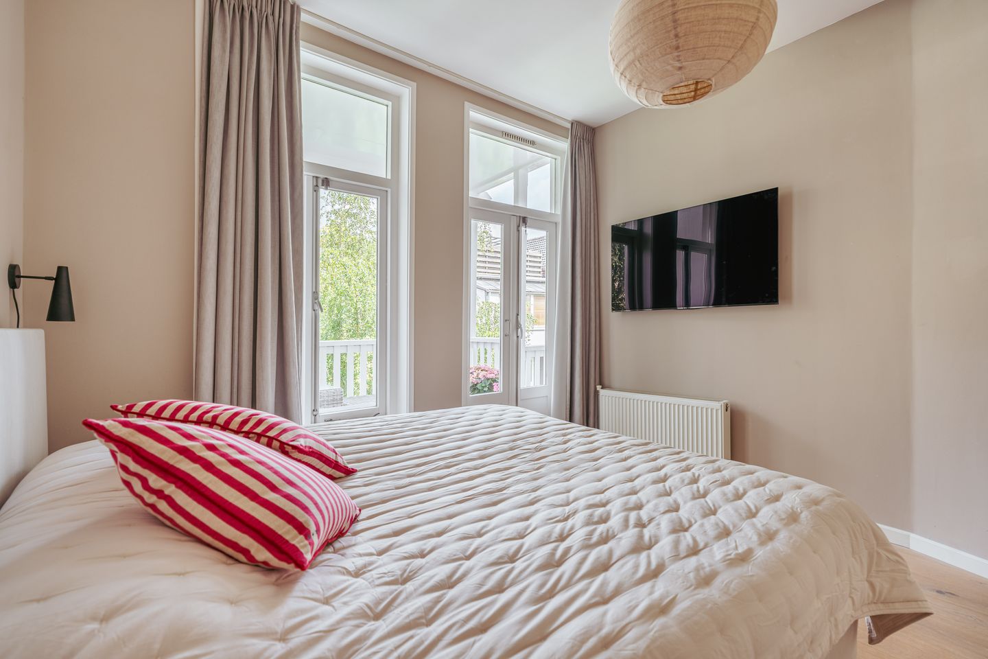 Photo 19 of Van Eeghenstraat 8-2