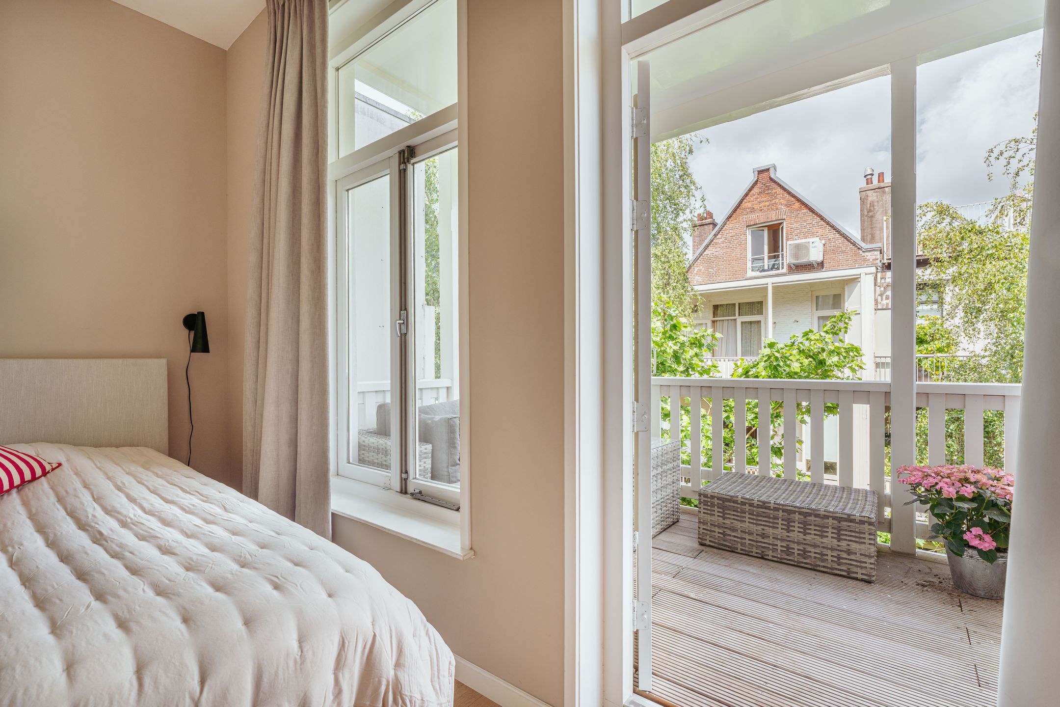 Photo 21 of Van Eeghenstraat 8-2