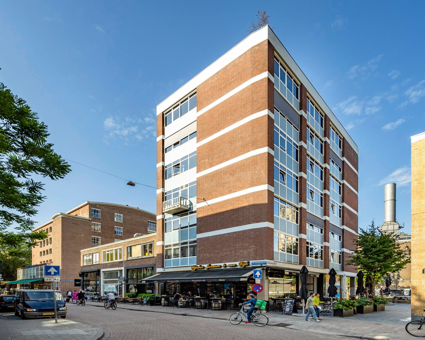 View photo 2 of Westewagenstraat 60