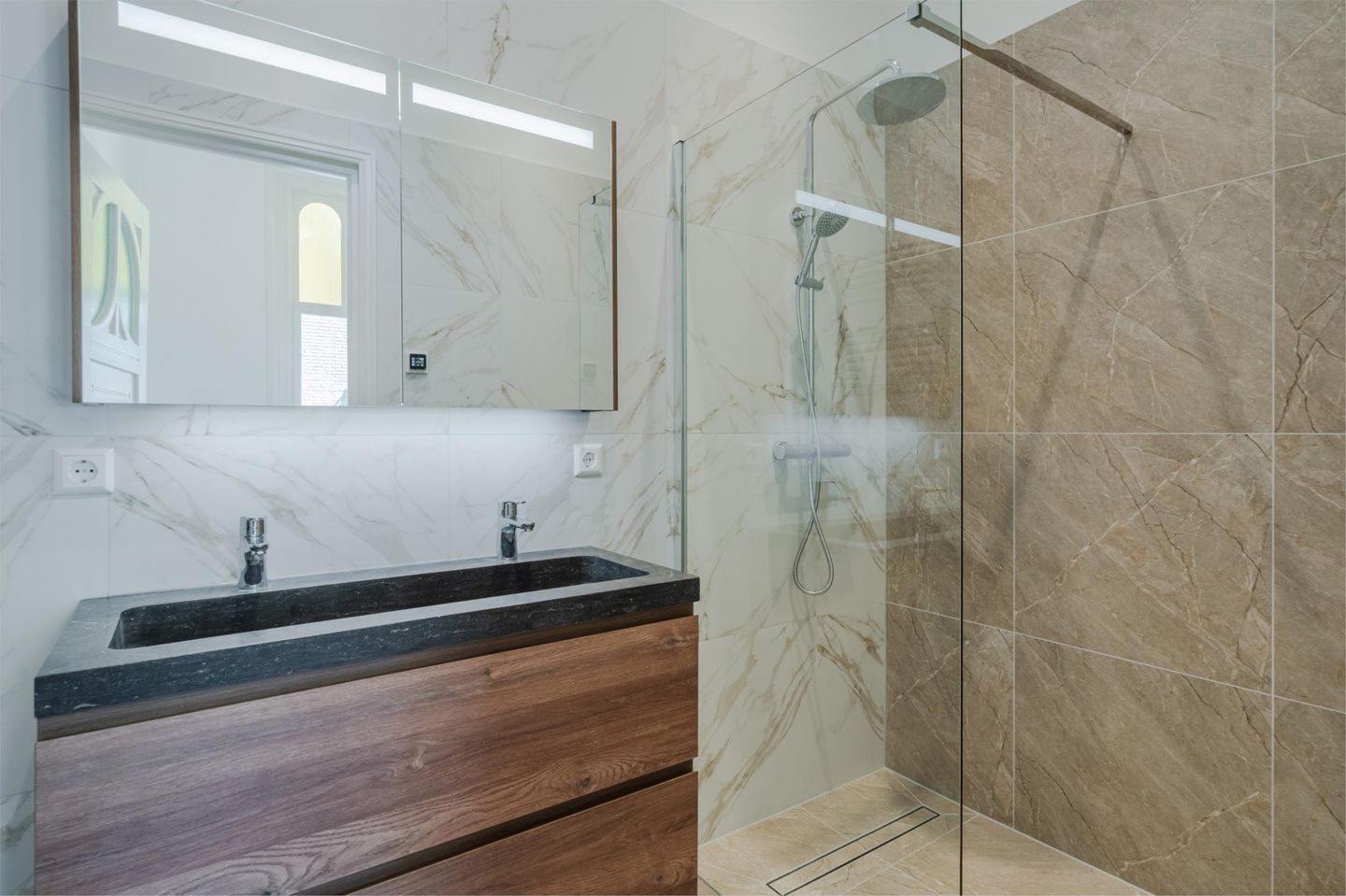 Photo 35 of Van Kinsbergenstraat 1-B