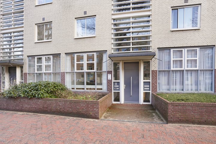 Photo 1 of Louise Henriëttestraat 2-M