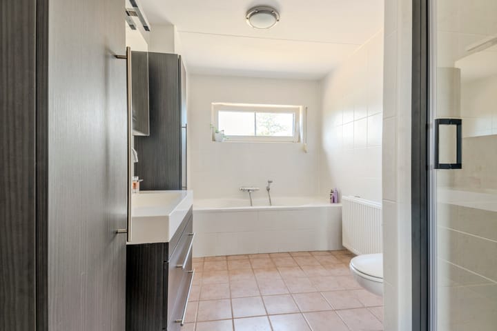 Foto 30 van Marga Klompélaan 119