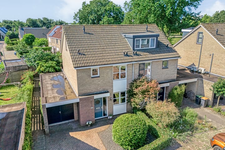 Photo 2 of van der Helststraat 25