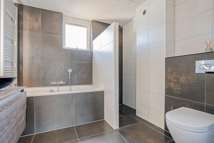 Photo 20 of van der Helststraat 25