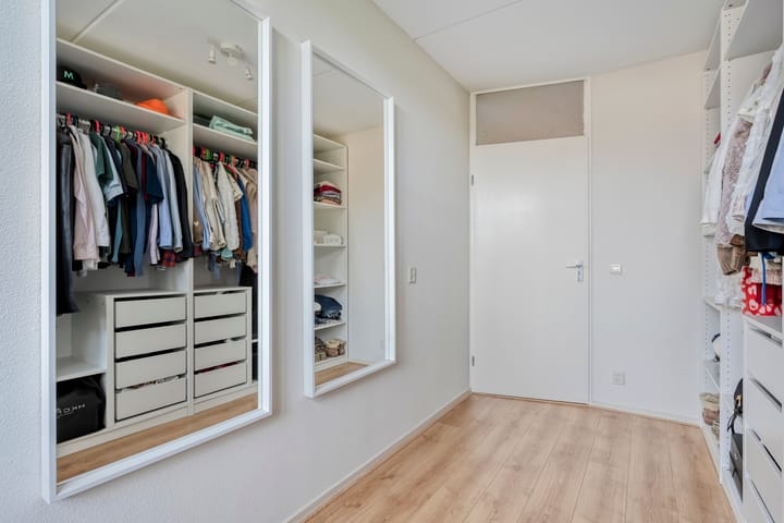 Photo 28 of van der Helststraat 25