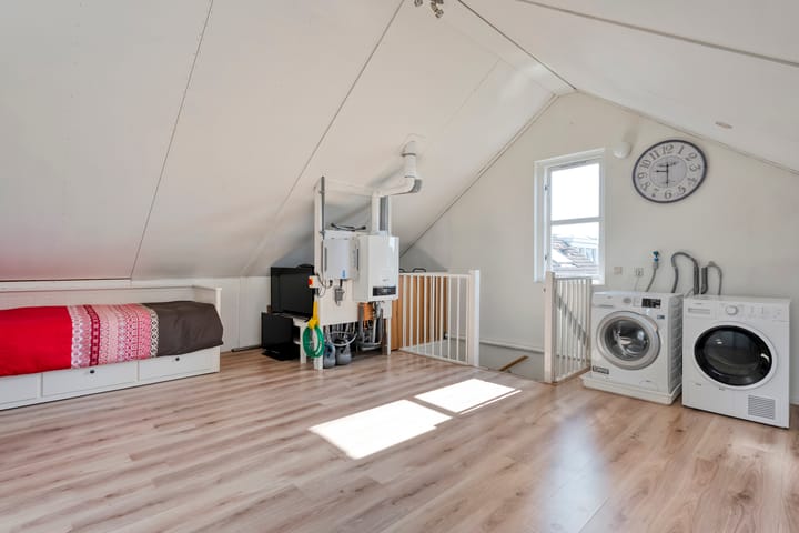 Photo 30 of van der Helststraat 25