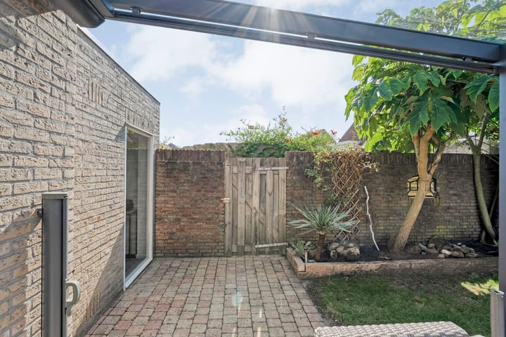 Photo 37 of van der Helststraat 25