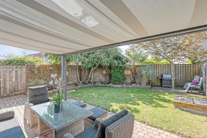 Photo 40 of van der Helststraat 25