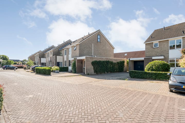 Photo 42 of van der Helststraat 25