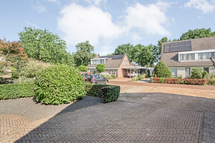 Photo 43 of van der Helststraat 25