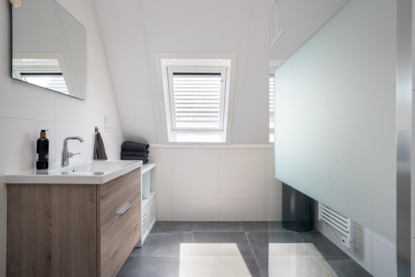 Photo 35 of De Waring 5-E