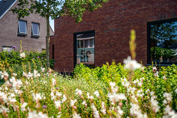 Photo 57 of De Waring 5-E