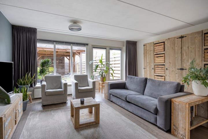 Photo 2 of Roerdomp 49