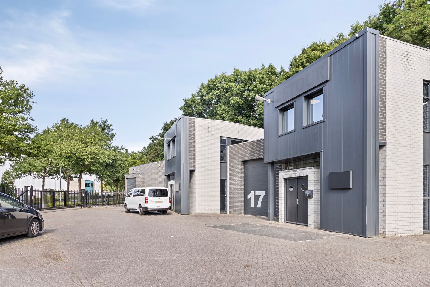 View photo 2 of de Maas 17