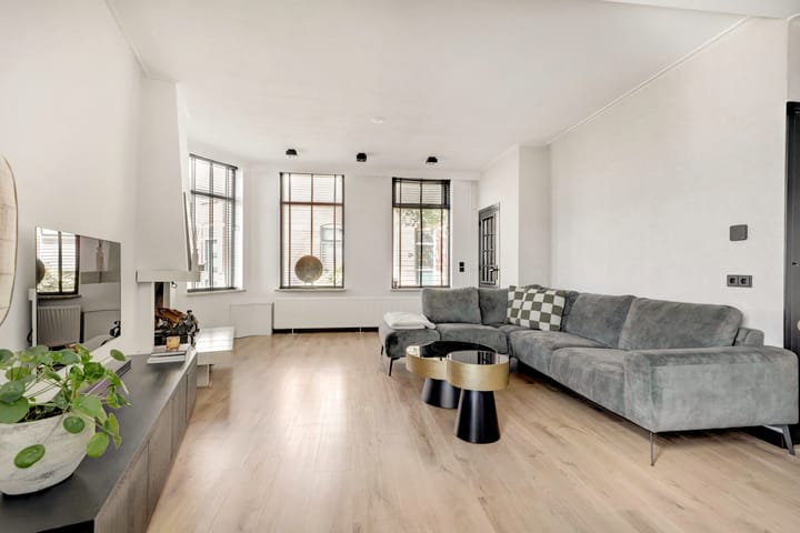 Foto 2 van Bloemenstraat 1