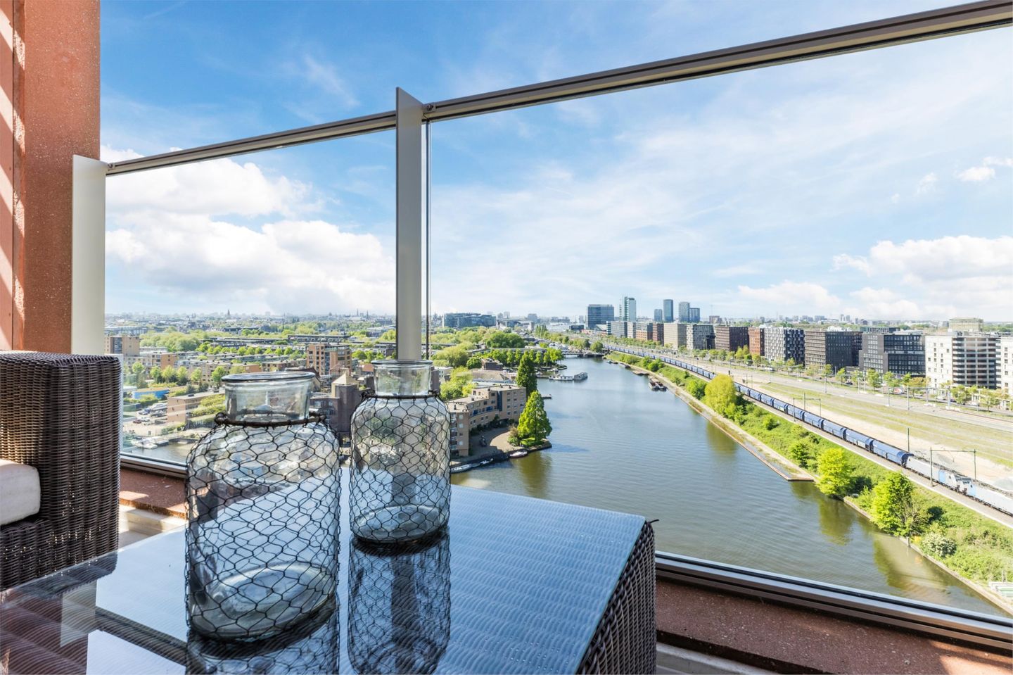 Foto 19 van Oostenburgermiddenstraat 597