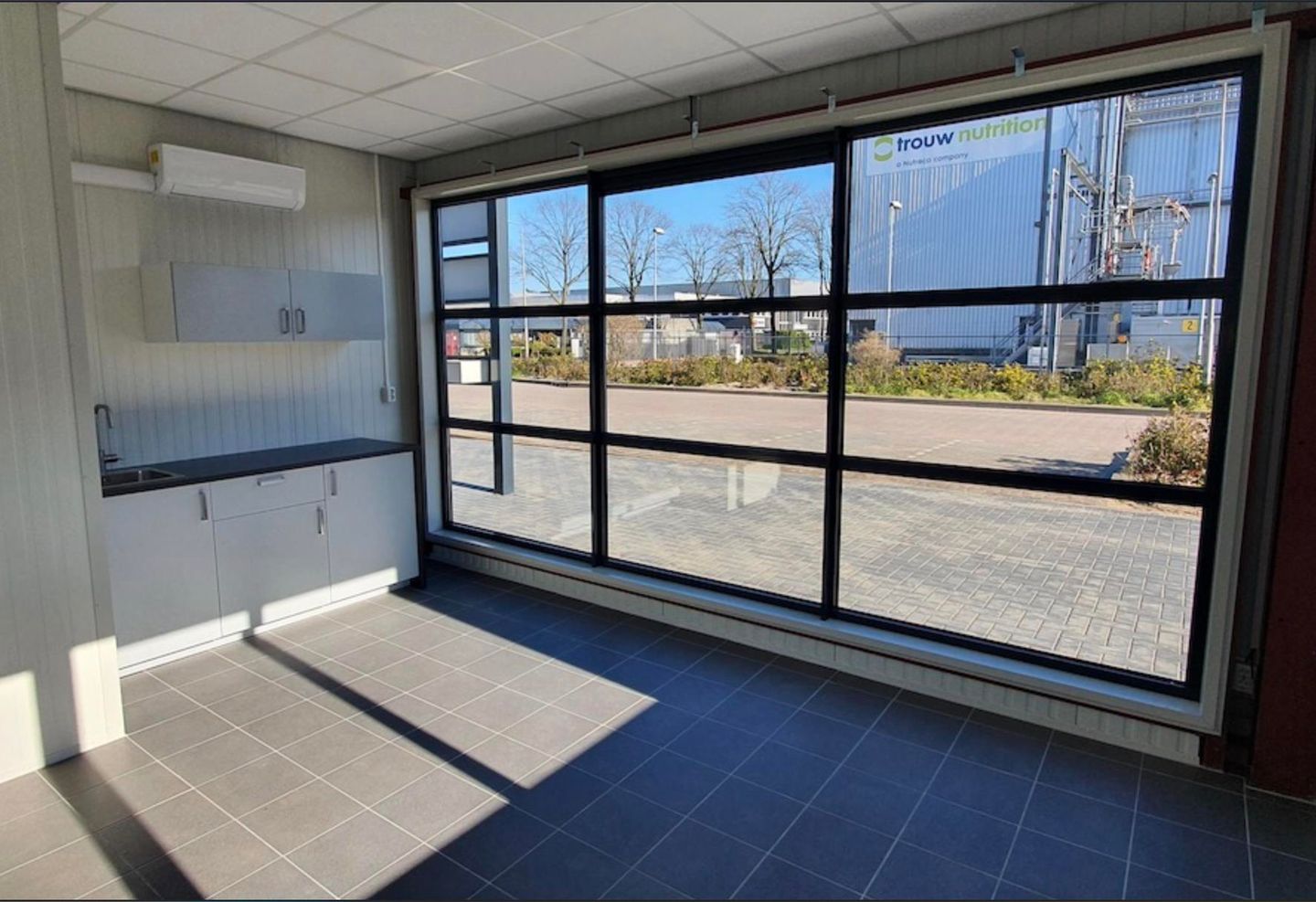 View photo 2 of Jellinghausstraat 26-01