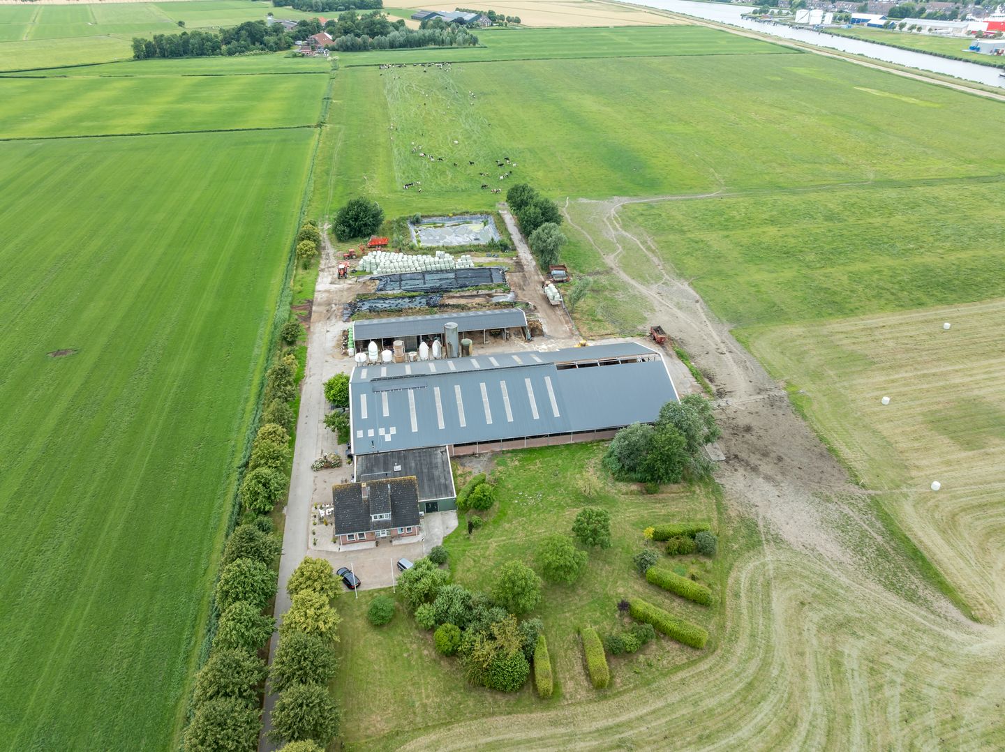 View photo 2 of Meedhuizerweg 1-A