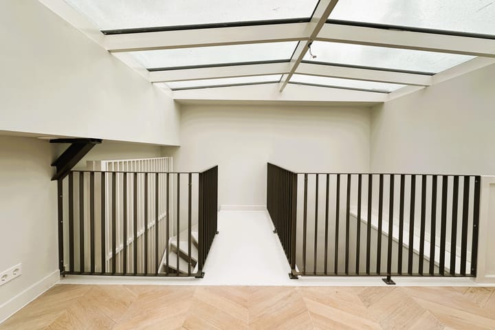 Foto 32 van Warmoesstraat 10-4