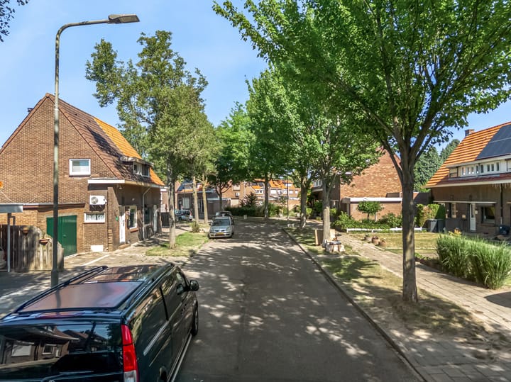 Photo 5 of Esdoornstraat 18