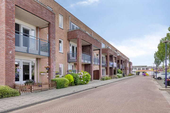 Photo 4 of B.G.J. Berntzenstraat 45