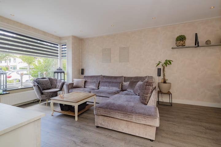 Foto 8 van Dolfijnstraat 208