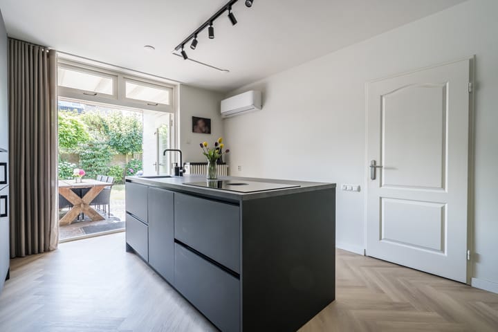 Photo 9 of Overweertstraat 106