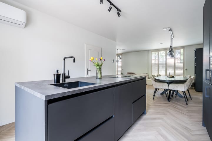 Photo 11 of Overweertstraat 106