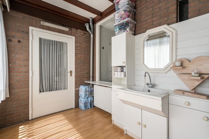 Photo 28 of Overweertstraat 106