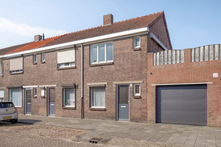 Photo 1 of Oeverstraat 57
