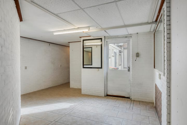 Photo 18 of Oeverstraat 57