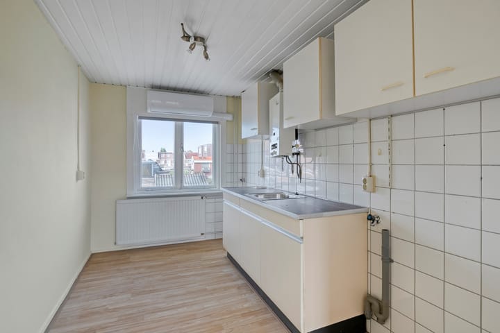 Photo 27 of Oeverstraat 57