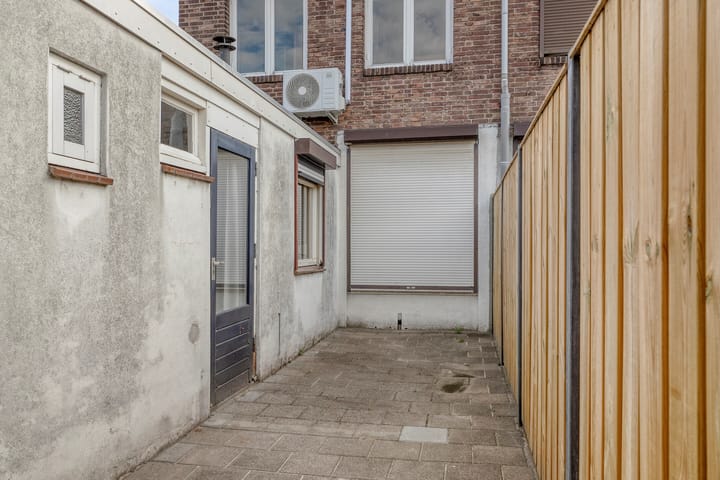 Photo 35 of Oeverstraat 57