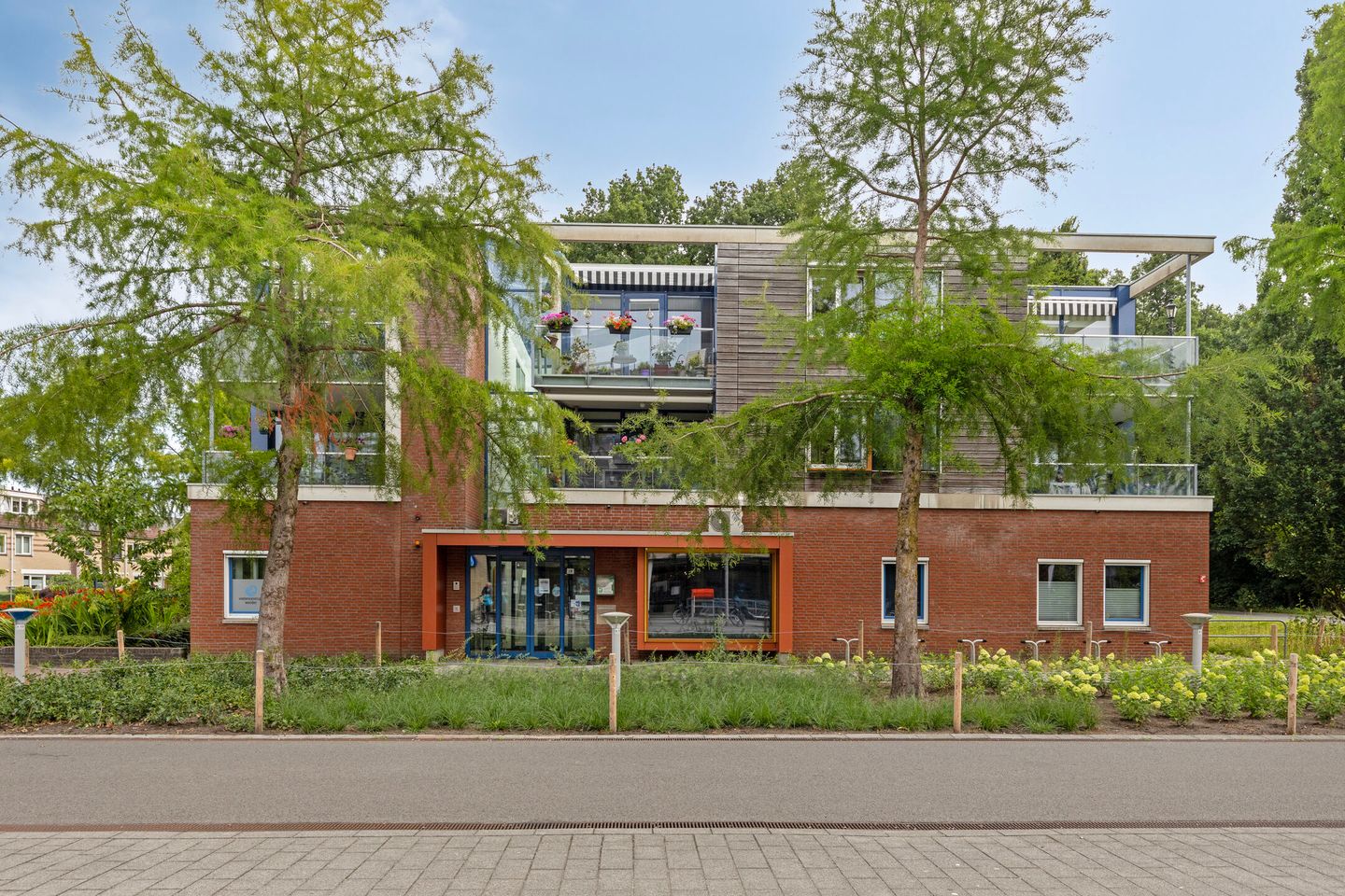 View photo 2 of Blokfluitlaan 19