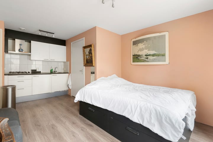 Photo 4 of Marnixstraat 233-1R