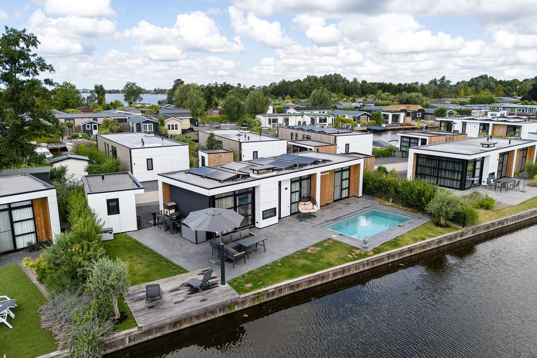 Photo 1 of Nieuw-Loosdrechtsedijk 215-CH026