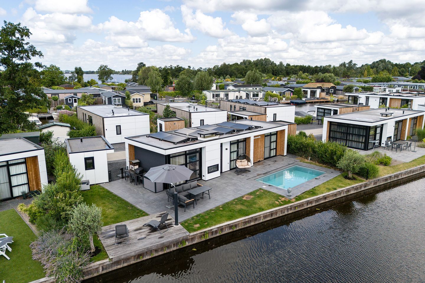 Foto 1 van Nieuw-Loosdrechtsedijk 215-CH026