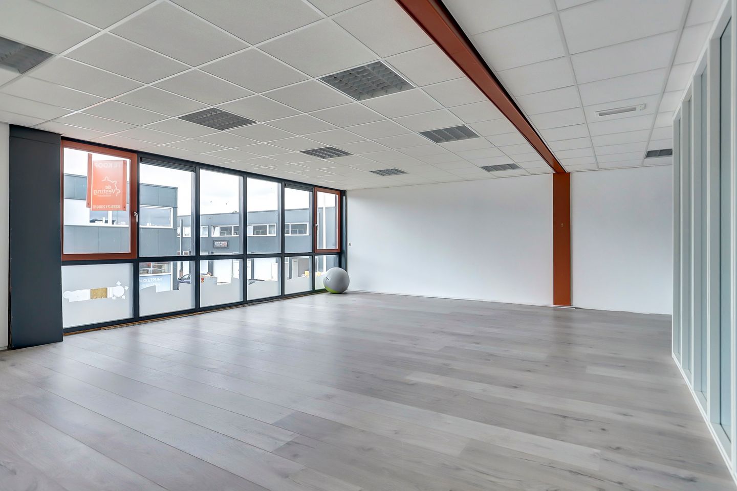 View photo 2 of De Hoek 31-34