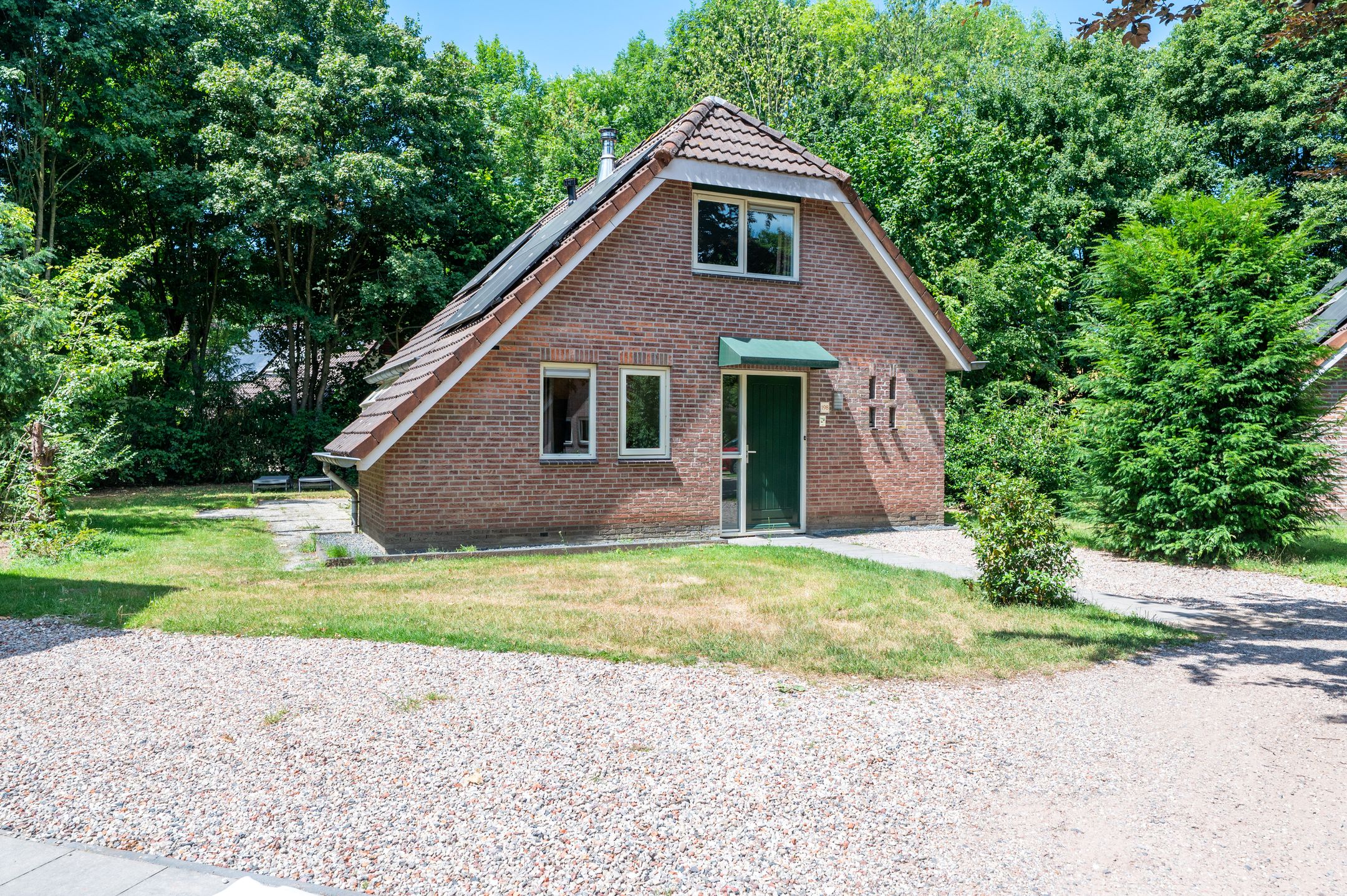 3-bedroom freehold villa in Braamt — photo 1 of 5