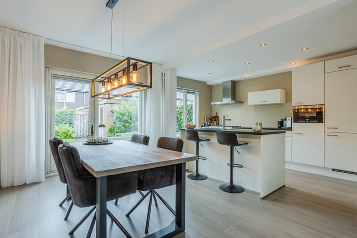 Foto 6 van Schweitzerstraat 38