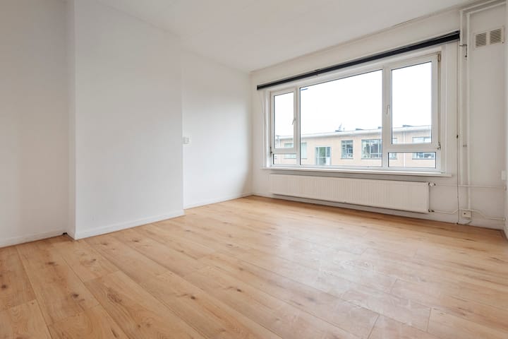 Photo 2 of Lucellestraat 27-3